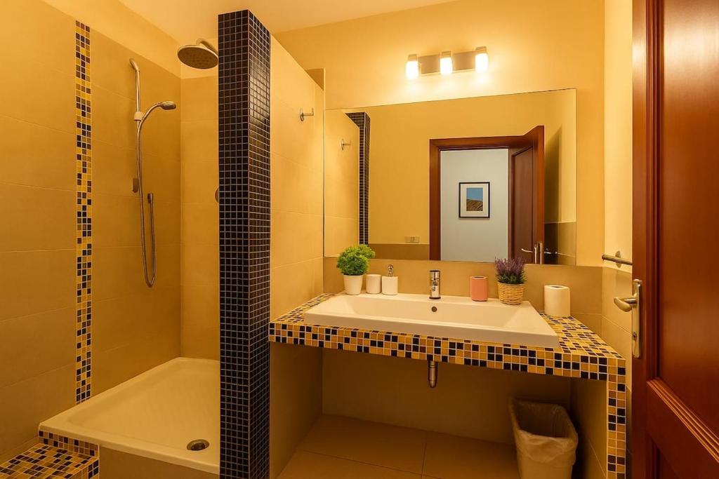 Bagno Condiviso Moderno con Doccia